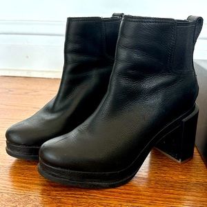 Sorel Blake Chelsea , size 7.